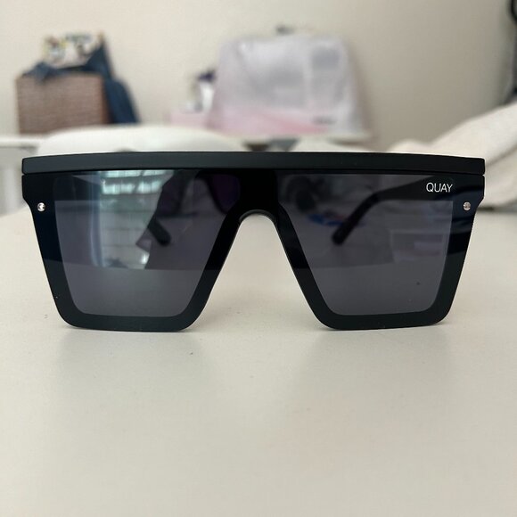 New QUAY Hindsight Oversized Unisex Black Sunglasses/Matte Black Bar - Picture 1 of 2